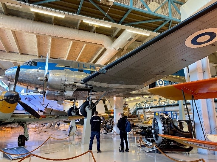 DO-4 lentokone Ilmavoimamuseon perusnäyttelyssä