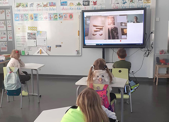 Oppilaita luokkahuoneessa virtuaaliopastuksella. 